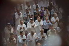 حشود المؤمنين تؤدي صلاة العيد عند العتبتين المقدستين ، وتدعو إلى نصرة الحشد الشعبي المقدس والقوات الأمنية