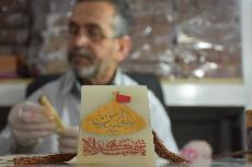بالصور. . قطع معمولة من المرمر الموجود في داخل الحرم الحسيني المقدس بالخطوط العربية الاصيلة
