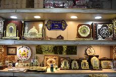 بالصور . . تحويل قطع المرمر والرخام التي اخرجت من الصحن الحسيني المقدس الى هدايا وتذكارات نفيسة