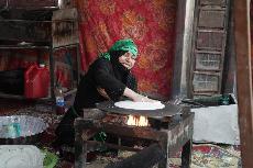 بالصور.. خبز السيّاح بأيدي النساء الحسينيّات
