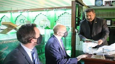 السفير الدنماركي في العراق يُبدي إعجابه بمعروضات متحف العتبة الحسينية