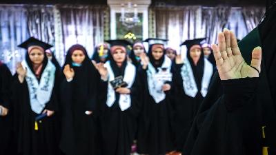 شعبة العلاقات النسوية تحتفي بخرّيجي الجامعة المستنصرية في العتبة الحسينيّة   