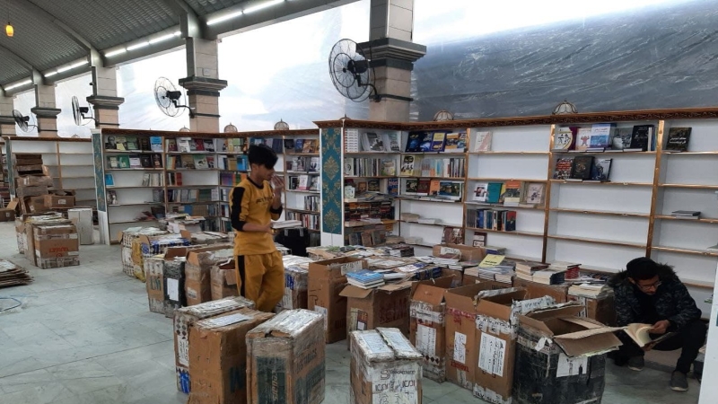 بالصور..استمرار العمل من قبل كوادر العتبة لإفتتاح معرض كربلاء السنوي الدولي للكتاب