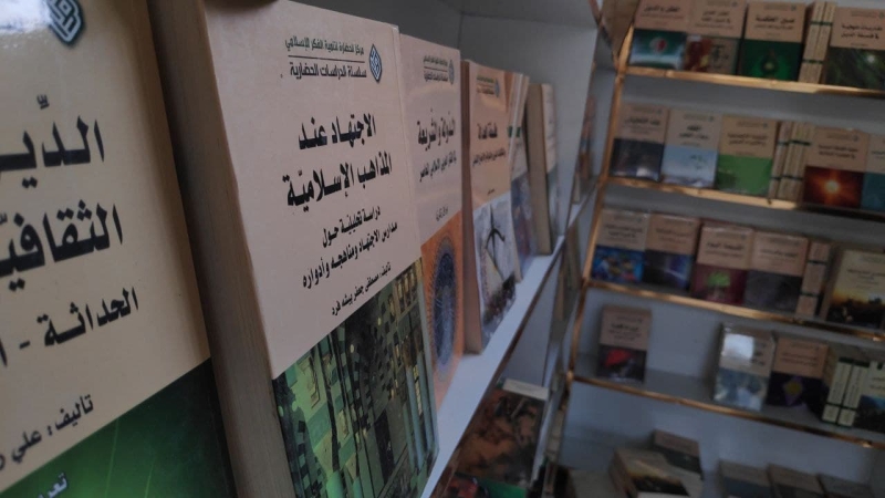 بالصور..استمرار العمل من قبل كوادر العتبة لإفتتاح معرض كربلاء السنوي الدولي للكتاب